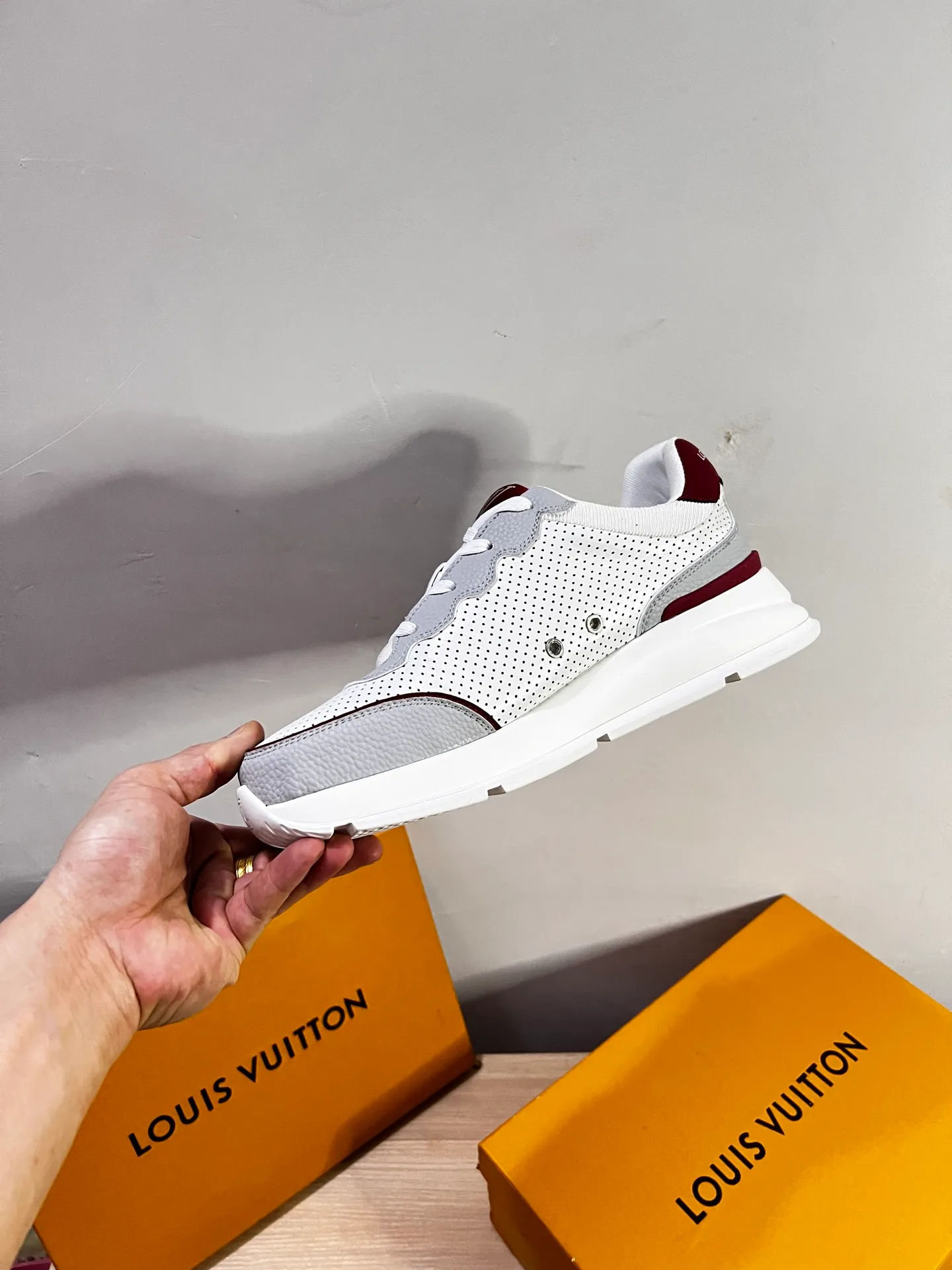 Factory price: 438💰LV men's classic casual sneakers. This sneaker is made of soft cow leather and has a classic logo. The classic logo shapes the elegant upper. The thick yet lightweight rubber outsole is embossed with the Louis Vuitton logo. The padded insole and technical lining once again upgrade the comfort experience. The calfskin lining imported from Italy is high-end and comfortable, and the original outsole is light and wear-resistant! Purely handmade, details determine quality! Size: 38-45, customized 45